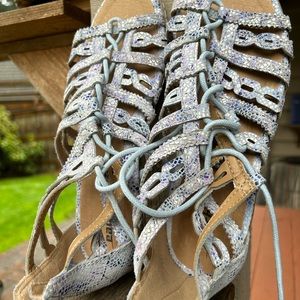 Earth gladiator style sandals leather elastic lace up with zipper back. Purple